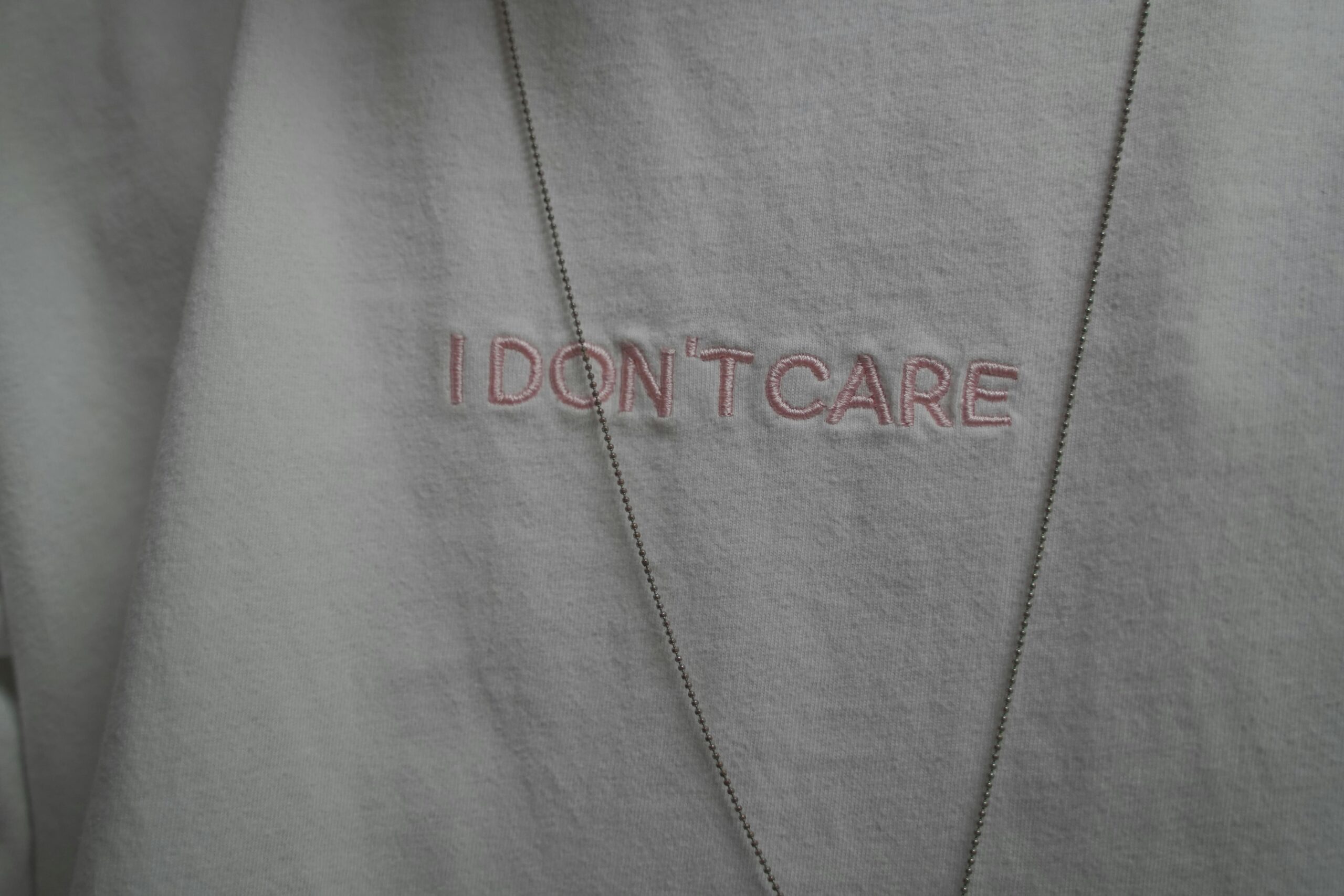 Zdjęcie do artykułu: Jak wybrać idealny T-shirt – materiał, krój, jakość